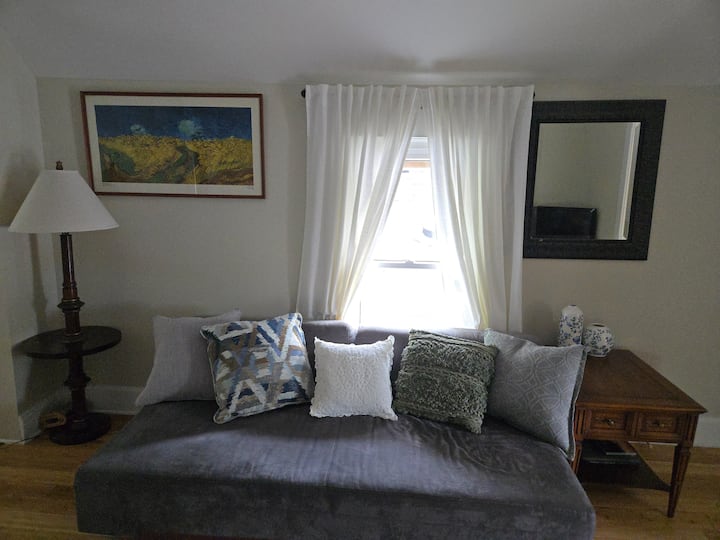 Entire Upstairs: 2 Queens, Bath, Living Space W/tv - Madison, WI