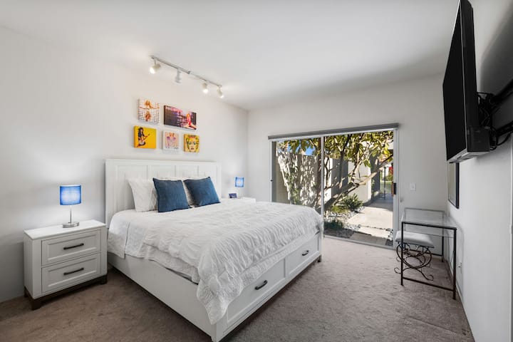 Táto krásna izba pre hostí má útulnú manželskú posteľ King a 65-palcovú televíziu s AppleTv, Hulu, Netflix a Amazon Prime. Má tiež veľkú vlastnú kúpeľňu a dve skrine.