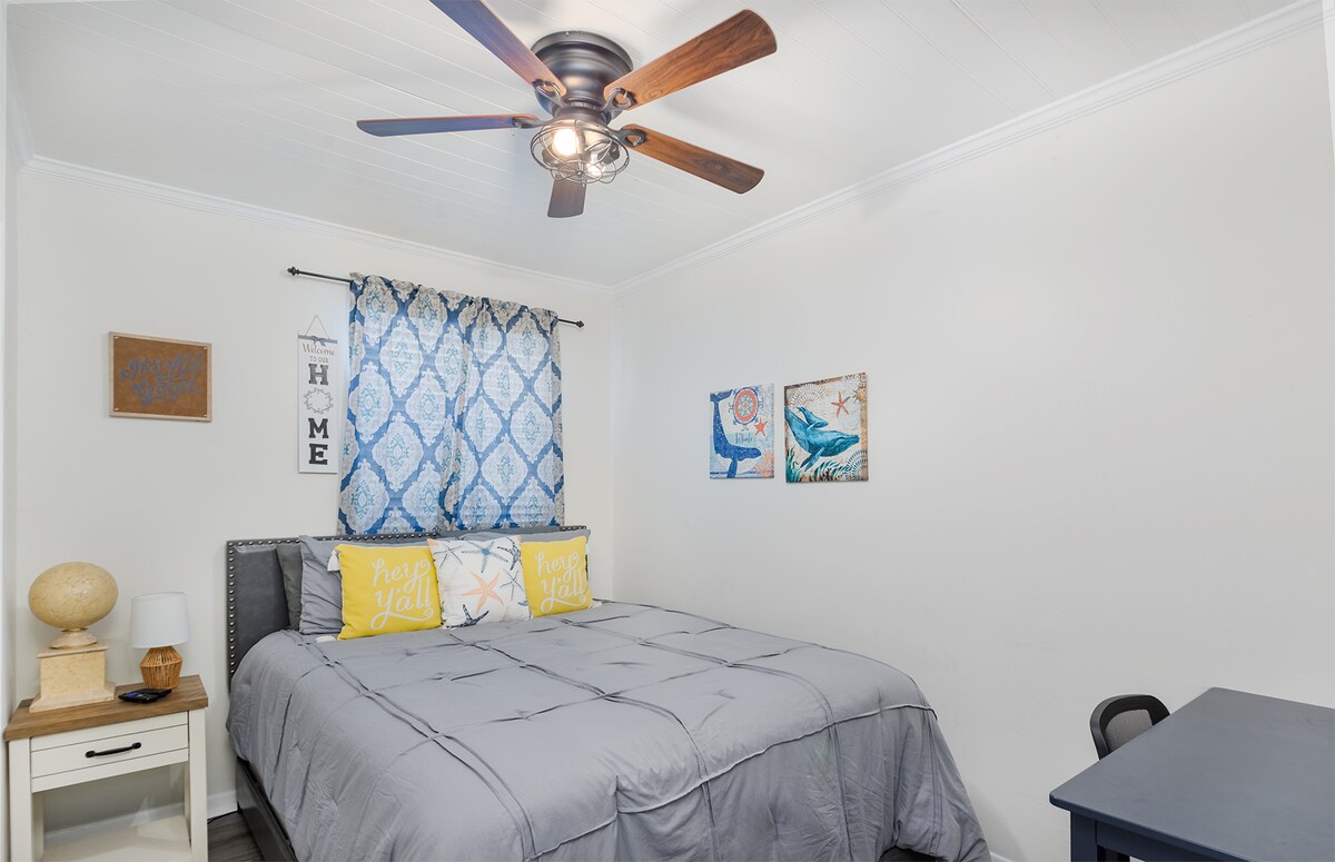 Útulná a príjemná spálňa s pohodlnou manželskou posteľou – ideálna na pokojnú noc po dni na pláži!