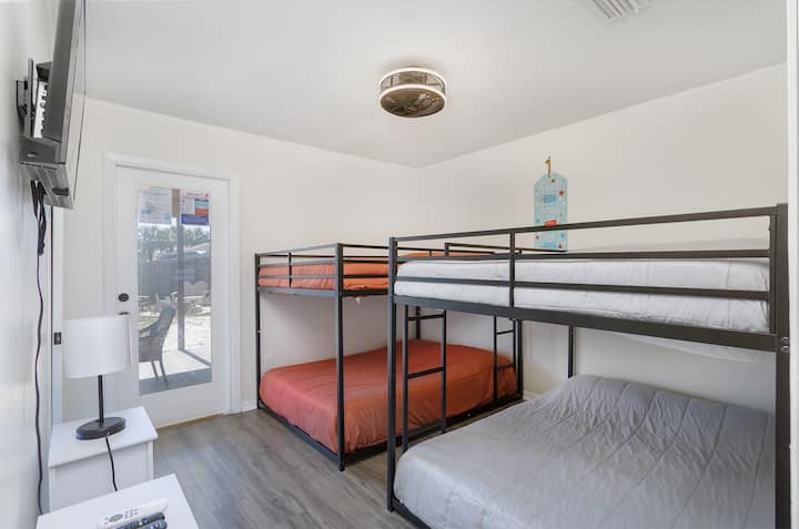 เหมาะสำหรับครอบครัวและกลุ่ม! ห้องสองชั้นนี้มีพื้นที่นอนมากมายเพื่อการเข้าพักที่สนุกสนานและสะดวกสบาย