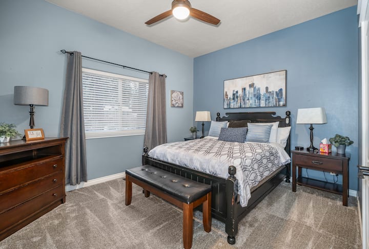Chambre bleue avec lit Queen Size confortable, télévision et ventilateur de plafond