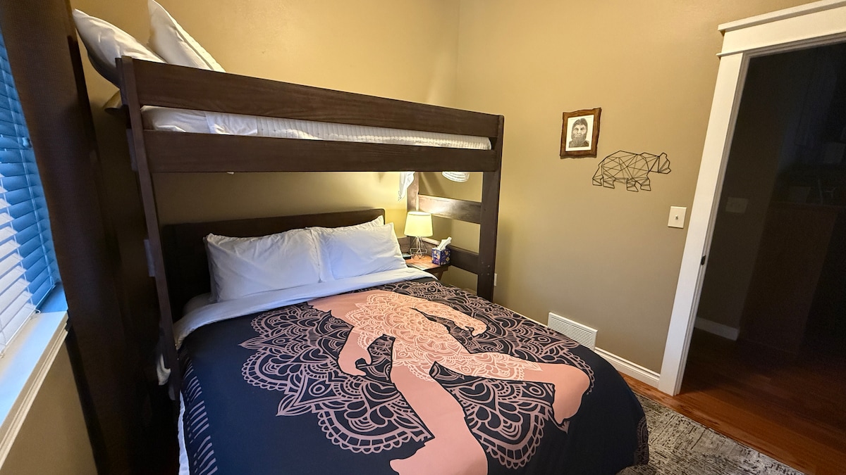 Giường tầng - cỡ queen ở phía dưới, giường đôi ở phía trên