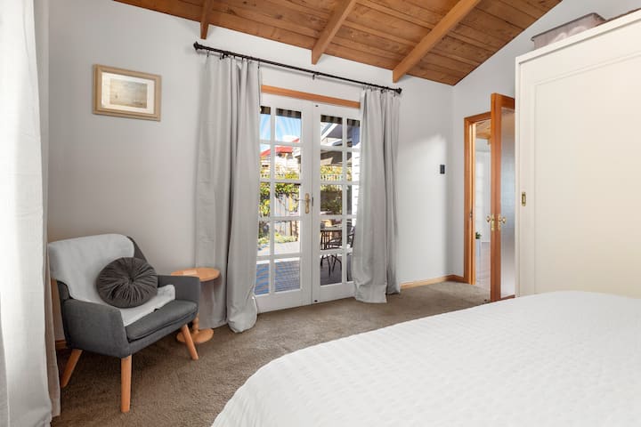 ประตูสไตล์ฝรั่งเศสพร้อมฉากกั้นรักษาความปลอดภัยเปิดออกสู่ดาดฟ้าสวน