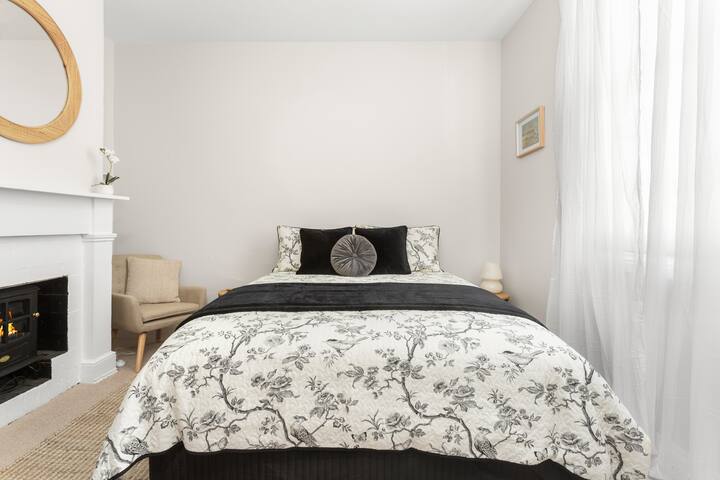 ชุดเตียงควีนไซส์สะดวกสบายโต๊ะข้างพร้อมที่เก็บของและปลั๊กไฟมากมาย