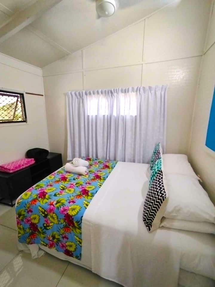 Schlafzimmer 2 mit Kingsize-Bett.