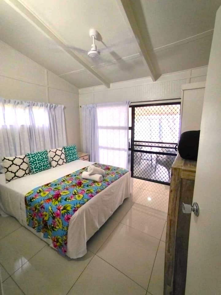 Hauptschlafzimmer mit einem Doppelbett.