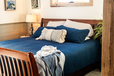 "Come Spring" Boutique Village Center Apartment