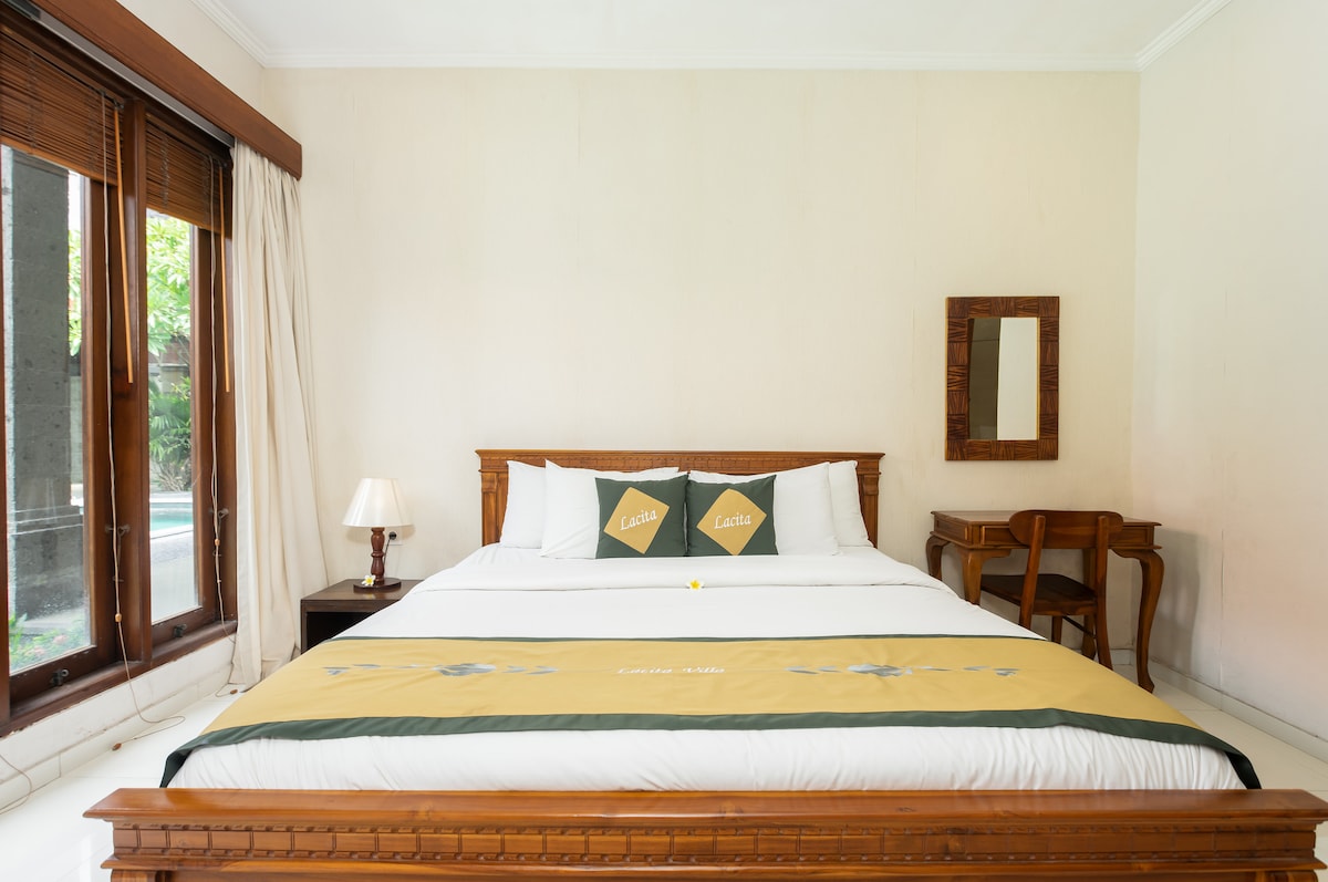 Спалнята предлага зашеметяваща гледка към басейна с модерен дизайн, оборудвана с климатик, работна зона, зона за грим и директно свързана със самостоятелната баня.