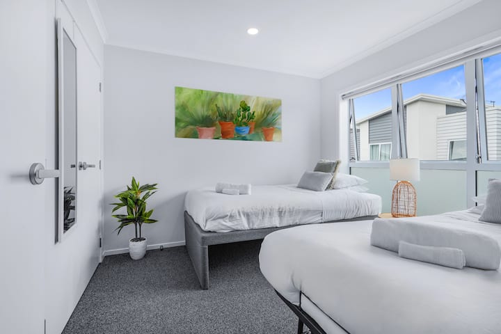 חדר שינה 3: חלל נקי ורענן עם שתי מיטות יחיד קינג