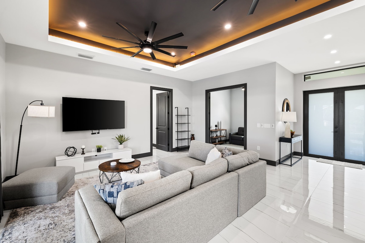 Popular Airbnb listing: Caloosavilla in North Fort Myers