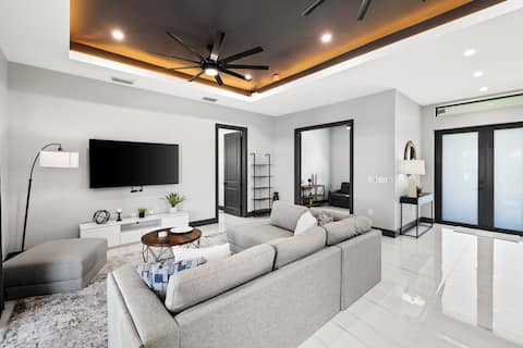 Popular Airbnb listing: Caloosavilla in North Fort Myers