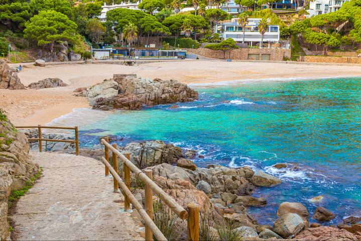 Blanes Beach Bliss – Private Cove and Pool gallery image 4