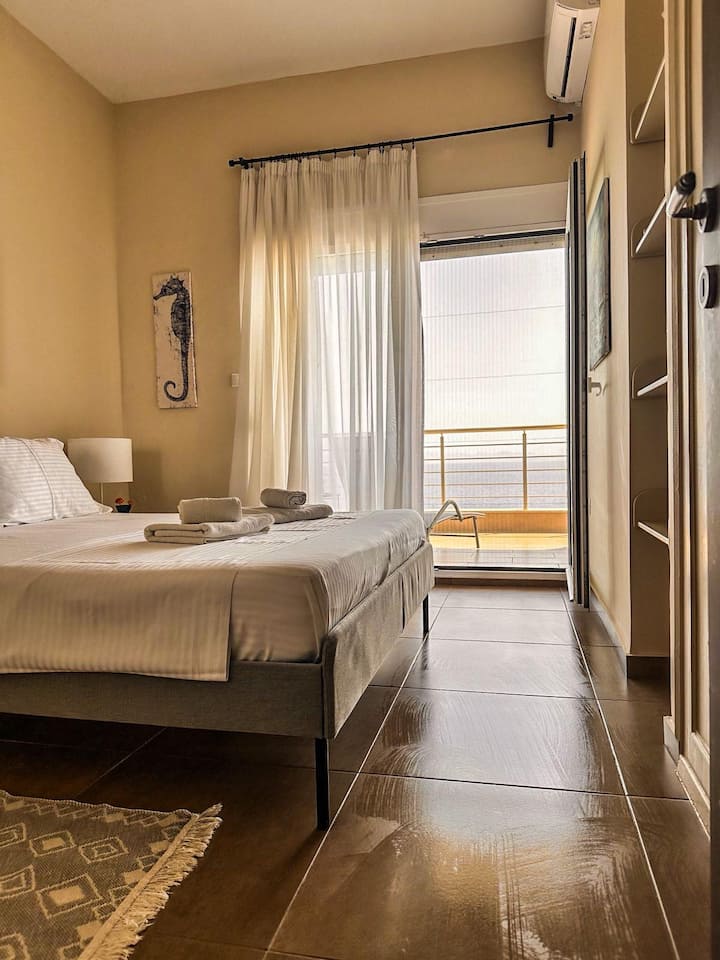 ห้องนอนที่สามประกอบด้วยเตียงขนาดควีนไซส์พร้อมที่นอนโฟมความแน่นปานกลางและหมอนกายวิภาค 4 ใบ นอกจากนี้ยังมีการวางโต๊ะข้างเตียงที่มีโคมไฟทั้งสองด้านของเตียง ห้องพักมีเครื่องปรับอากาศของตัวเอง