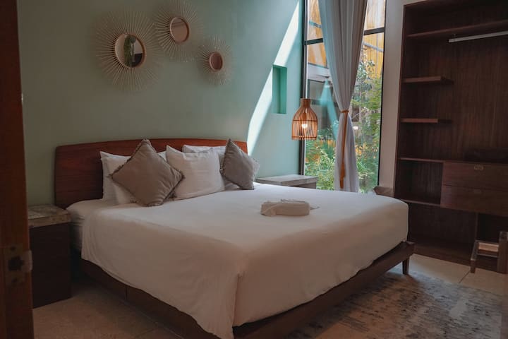 Retiro en el segundo dormitorio: espacio tranquilo para la privacidad y la relajación.