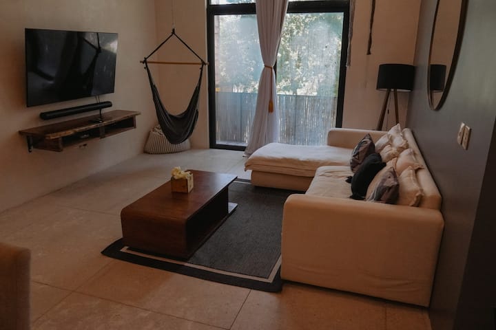 Espacios abiertos de estar y comedor, diseñados para que familias y grupos se relajen juntos con comodidad.