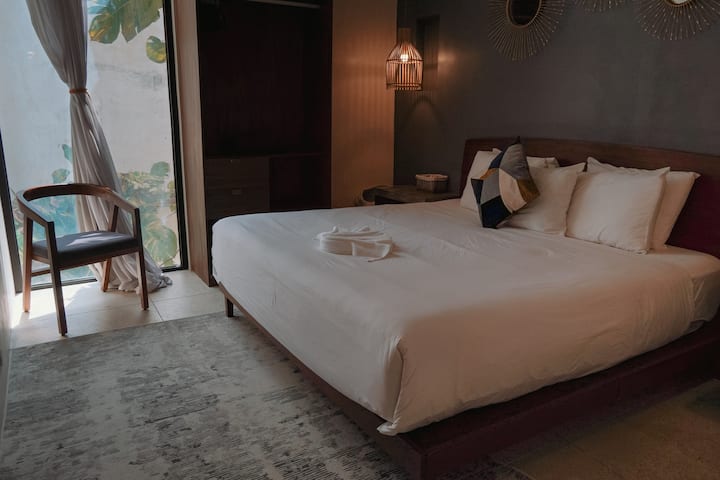 Retiro en el segundo dormitorio: espacio tranquilo para la privacidad y la relajación.