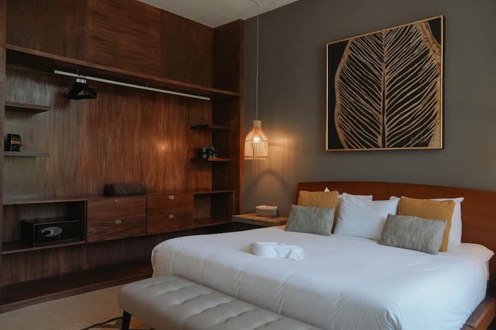 Habitaciones modernas y elegantes con ropa de cama de primera calidad, perfectas para noches de descanso después de explorar Tulum.
Baño privado de lujo: baño privado adjunto a la suite principal para mayor comodidad.