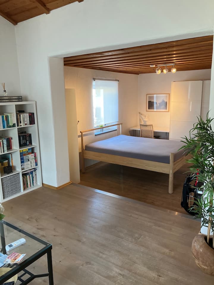 Спална соба на горниот кат. Отворена кон дневната соба