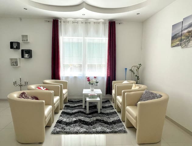 Feel like home in cozy house with free parking