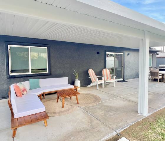 Huge Pool, Close to Everything gallery image 3