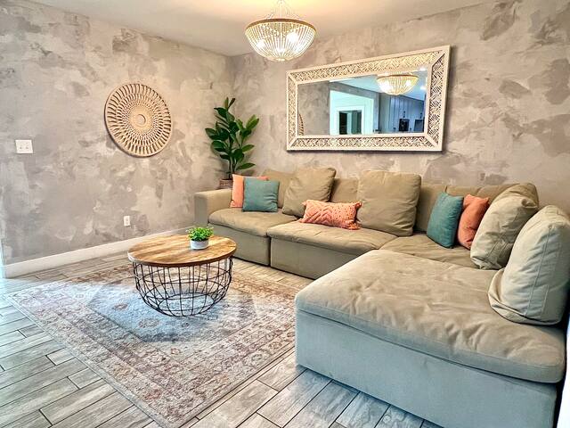 Huge Pool, Close to Everything gallery image 4