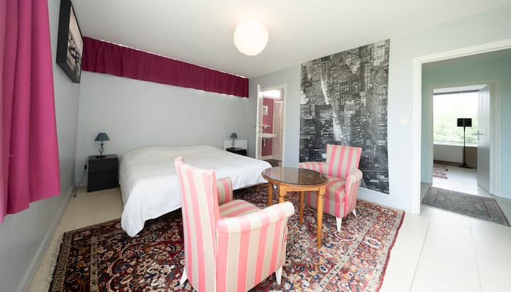 Dva kreveta širine 90 cm mogu se spojiti u jedan krevet širine 180 cm. Ružičasta kupaonica s tušem dijeli se sa spavaćom sobom 3.