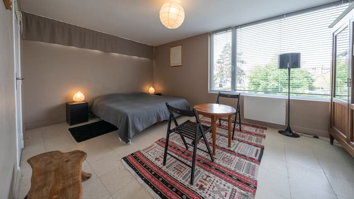 Dva kreveta širine 90 cm mogu se spojiti u jedan krevet širine 180 cm. Ružičasta kupaonica s tušem dijeli se sa spavaćom sobom 3.