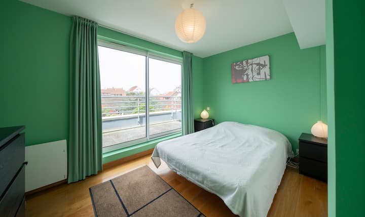 Na krovu se nalazi spavaća soba koja se nalazi uz dnevni boravak 2 i ima vlastiti tuš. 