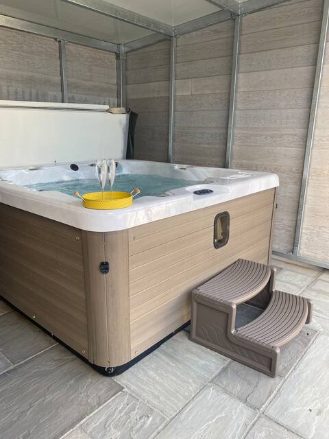 Modern house near beach hot tub