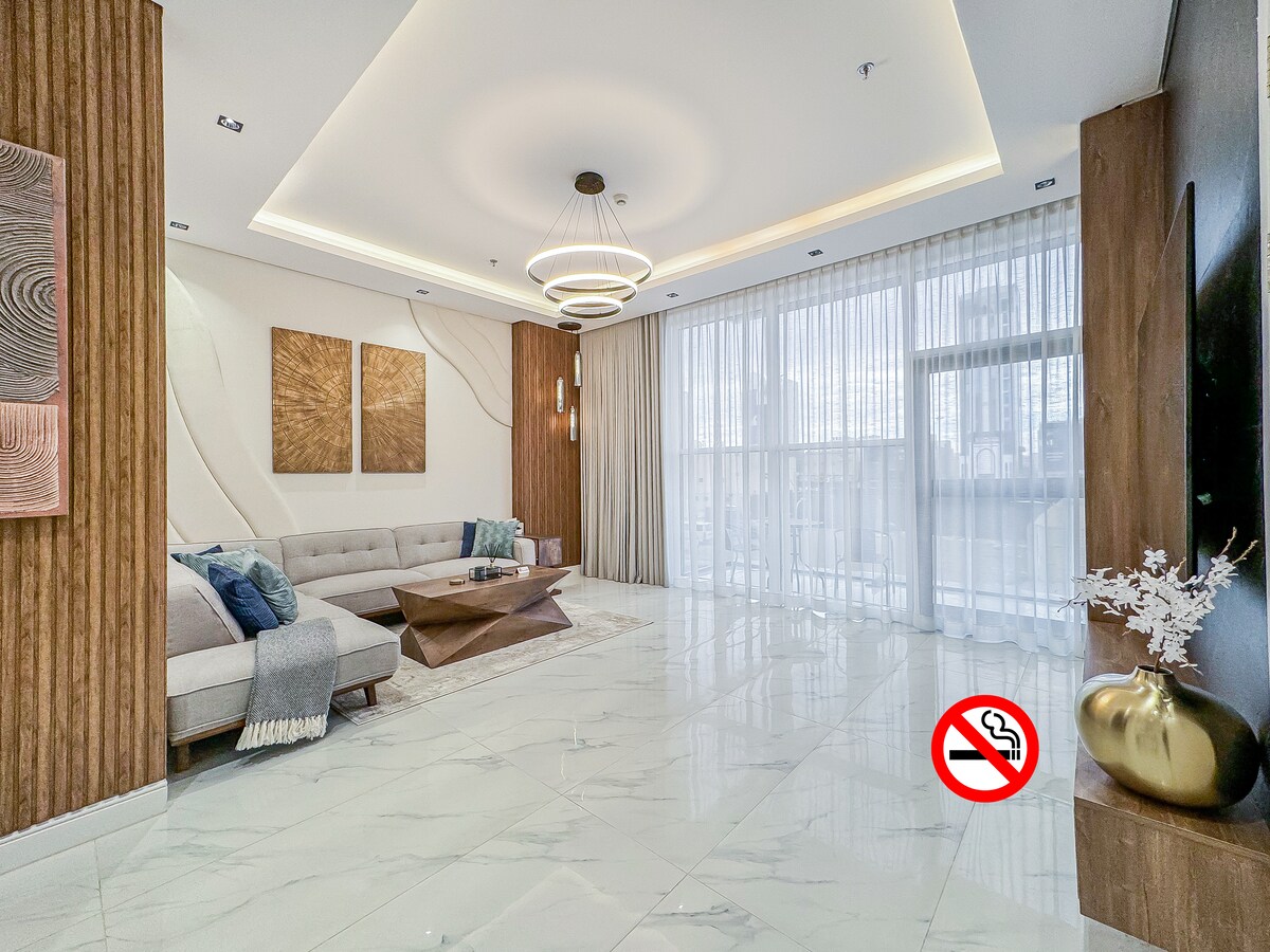 ห้องนั่งเล่นกว้างขวางเชื่อมต่อกับระเบียงที่มองเห็นถนนคิงฟาฮัด