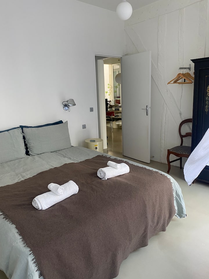 Kitanda bora cha kikaboni chenye upana wa sentimita 140.
Mashuka na mito vimetengenezwa kwa mashuka safi. 
Duveti na mito 4 ni manyoya 100% ya bata.