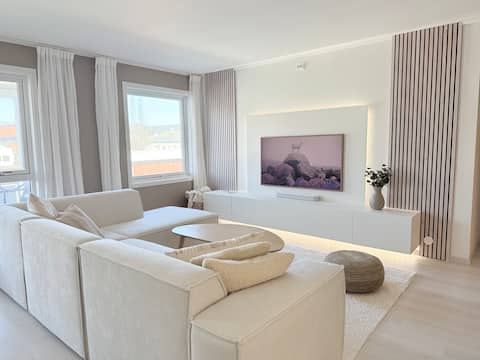 Modern top floor with balcony & free parking