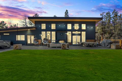 New! Luxury Home ~River View/Access~Hot Tub