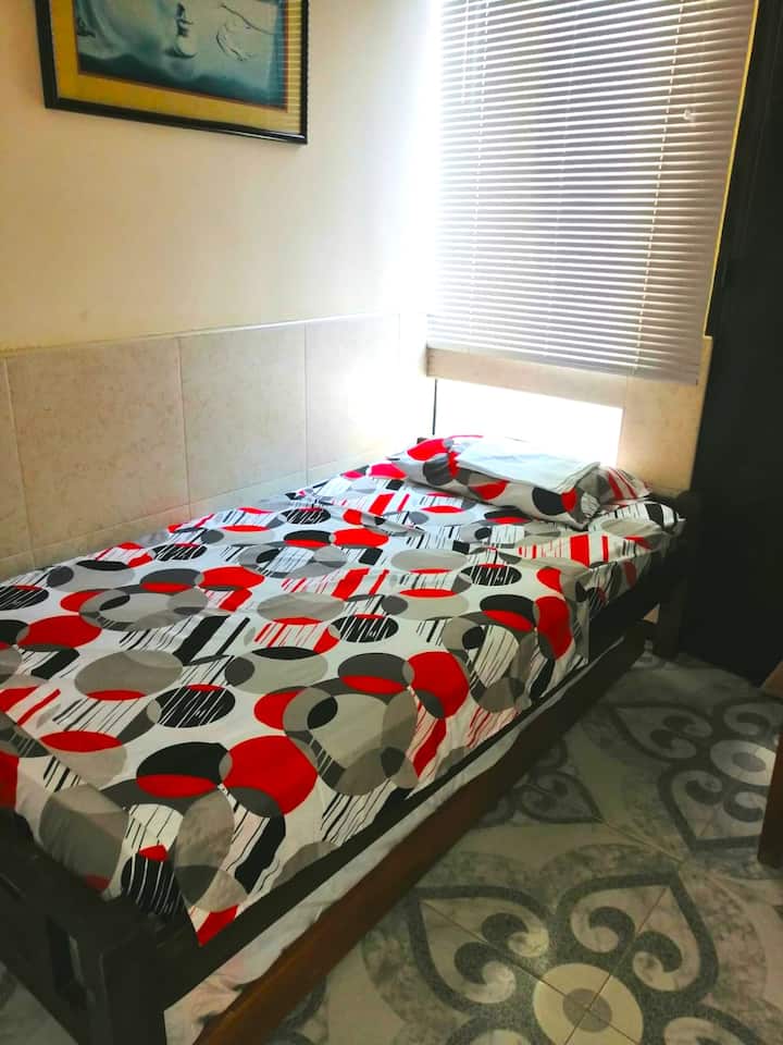 Prístelka na chodbe.