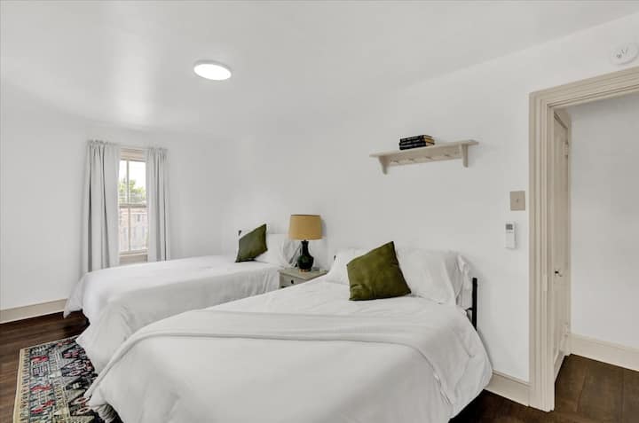 Spálňa 3,
2. poschodie
Posteľná bielizeň s 2 manželskými posteľami veľkosti Queen

Hlukový/zvukový prístroj
USB a nabíjacia stanica USB-3