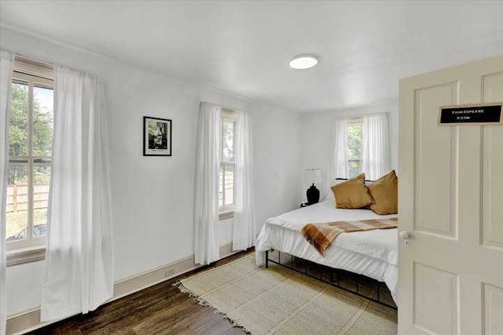 Spálňa 1
2. poschodie
Posteľnábielizeň s manželskou posteľou
k dispozícii
Skriňa komoda

s celoplošným zrkadlom
Hlukový/zvukový prístroj
USB a nabíjacia stanica USB-3