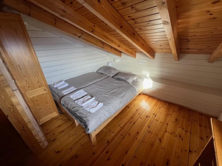 Priestranná spálňa s manželskou posteľou na podlahe (180/200 matrac) s oknom  a nádherným výhľadom na Alpy