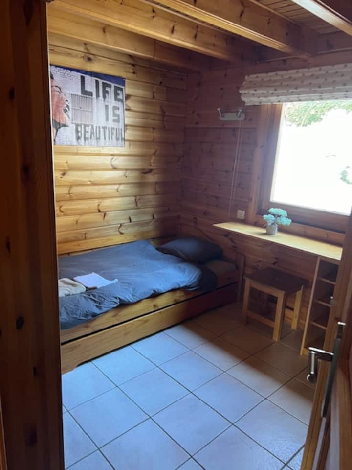 Spálňa 1 na prízemí s vlastnou kúpeľňou a rozkladacou posteľou 90/200