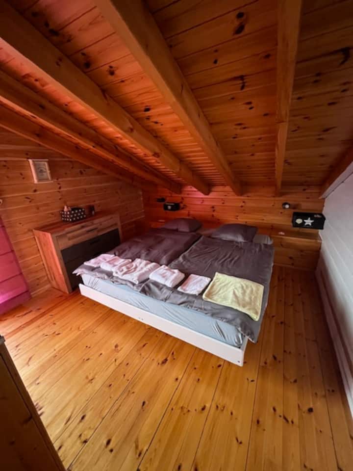 Veľmi priestranná spálňa s manželskou posteľou na podlahe (180/200 matrac) s balkónom a nádherným výhľadom na Alpy