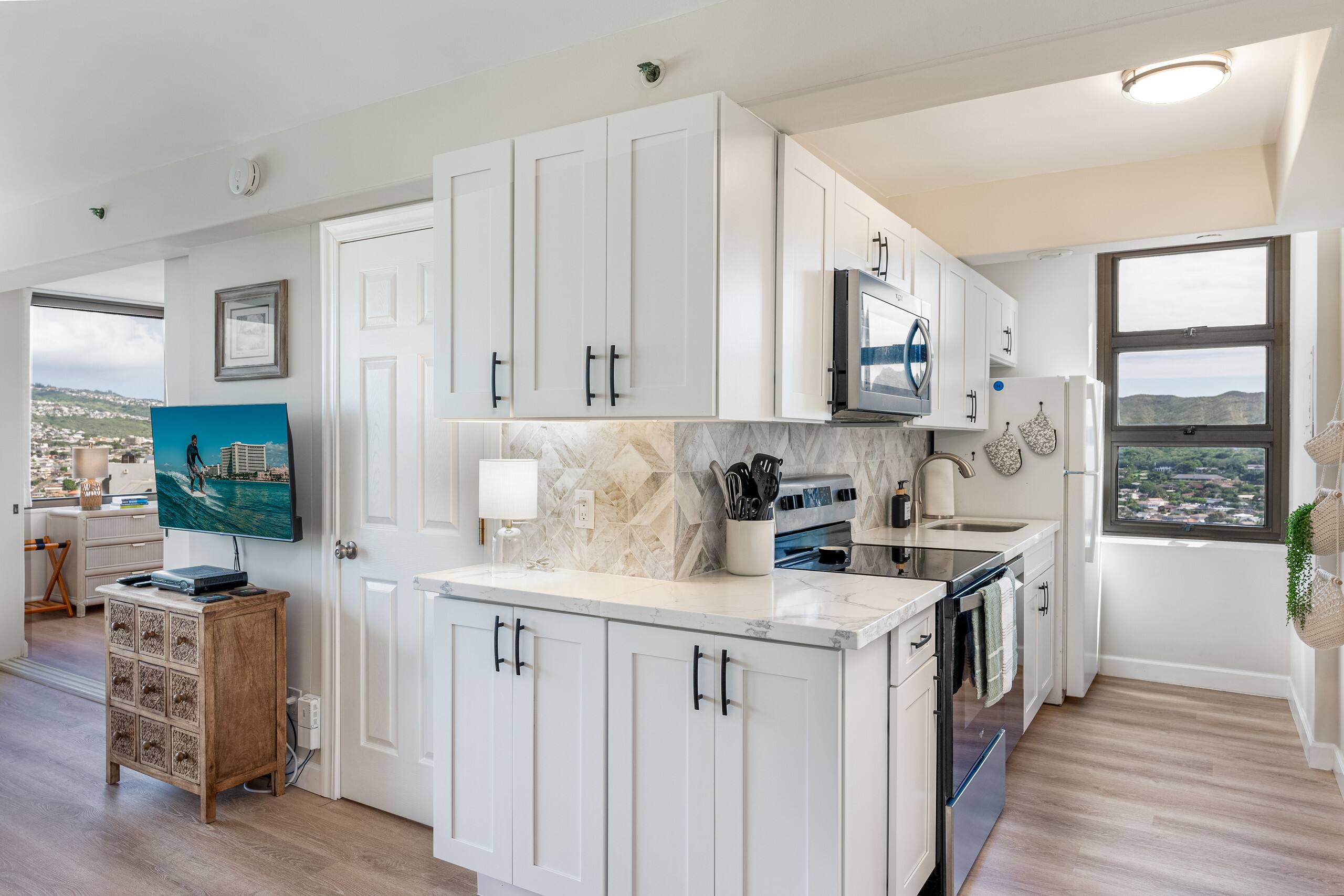 Condo in Honolulu · ★4.98 · 1 bedroom · 2 beds · 1 private bath - Image 3