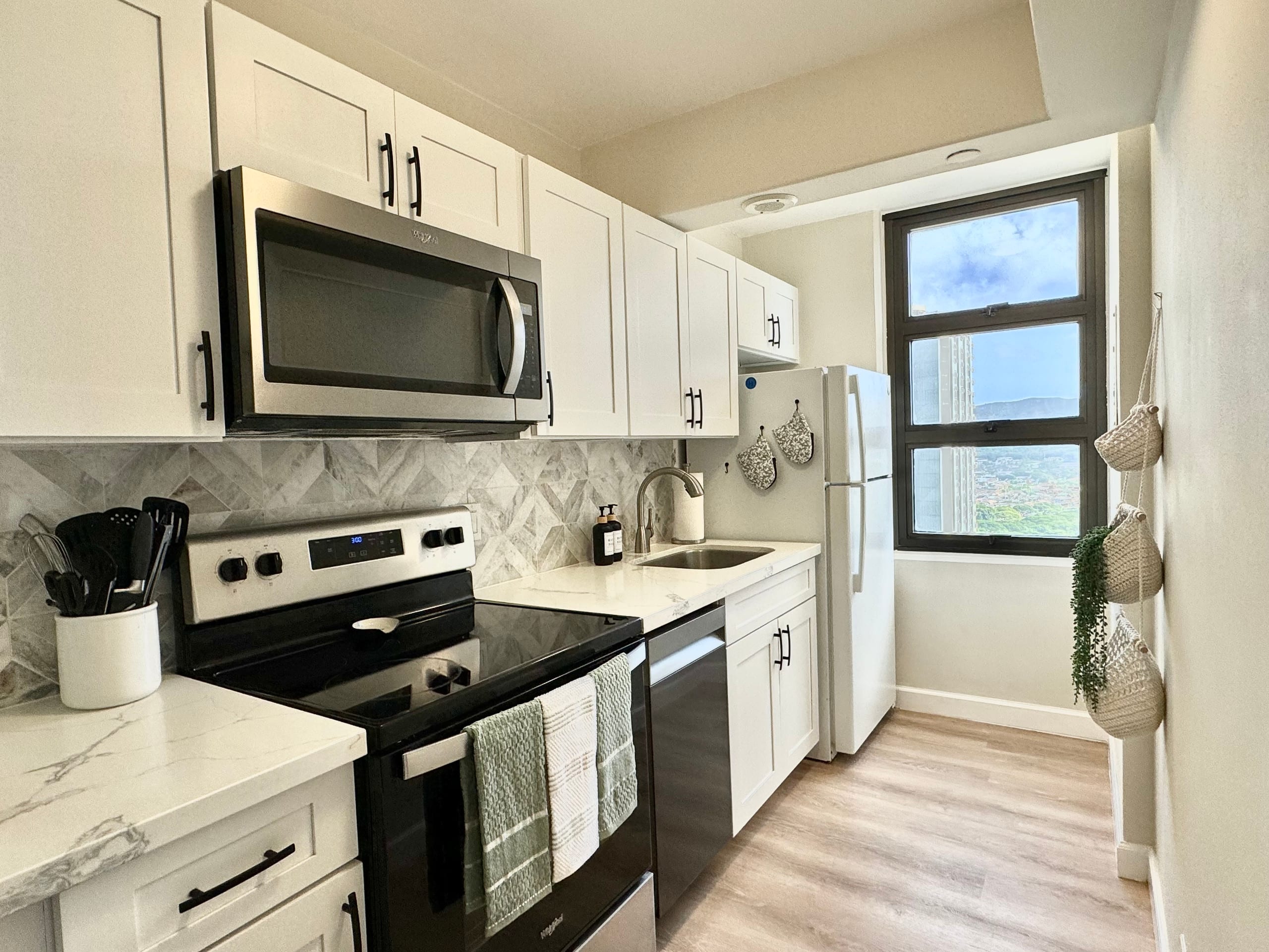Condo in Honolulu · ★4.98 · 1 bedroom · 2 beds · 1 private bath - Image 6