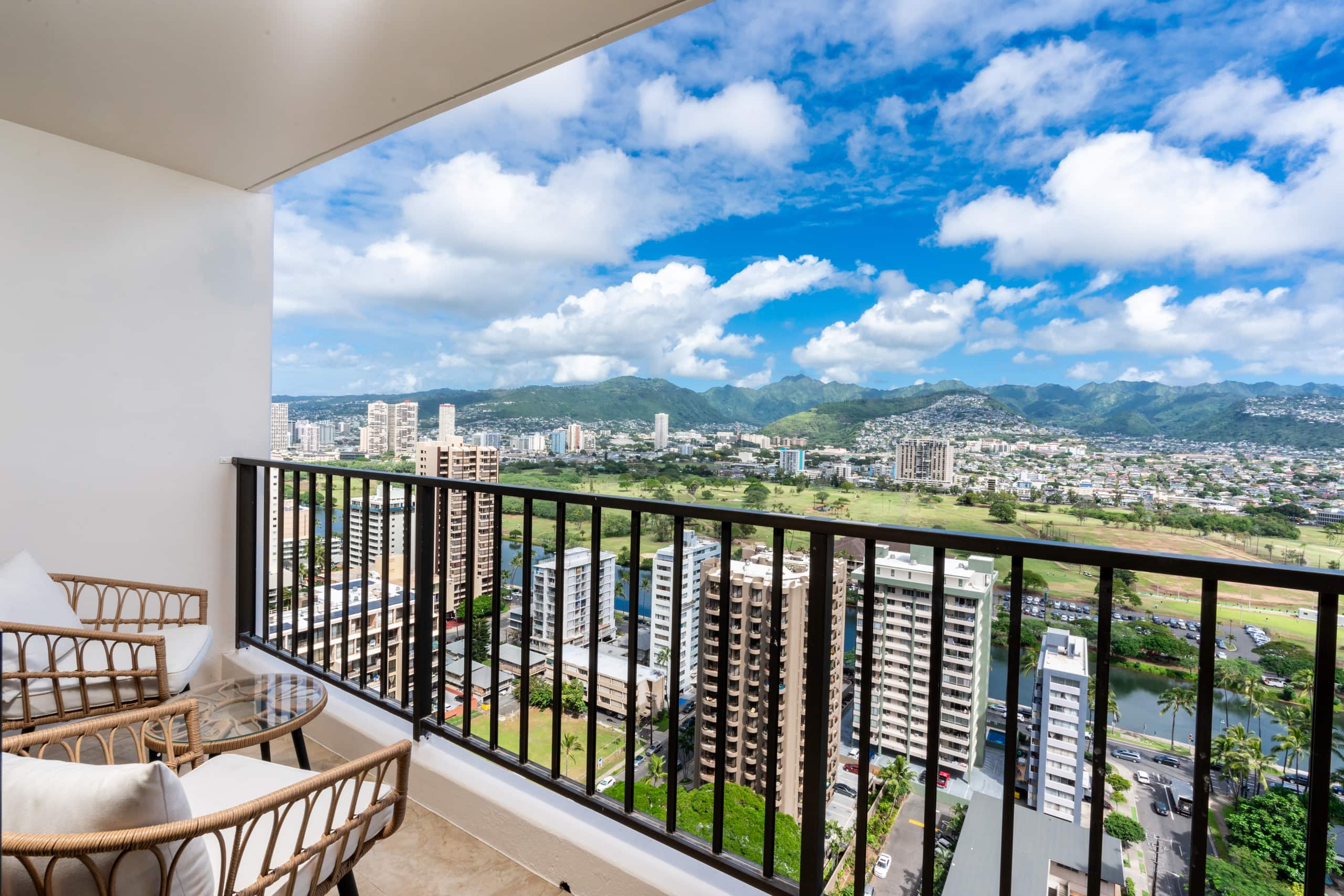 Condo in Honolulu · ★4.98 · 1 bedroom · 2 beds · 1 private bath - Image 5
