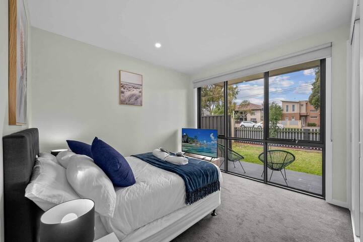 Churchill Lux, Elegant Town House only 10 min Cbd gallery image 3