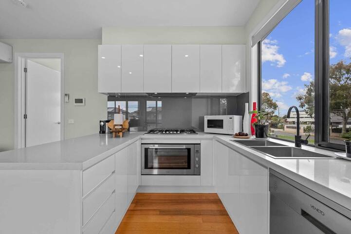 Churchill Lux, Elegant Town House only 10 min Cbd gallery image 4