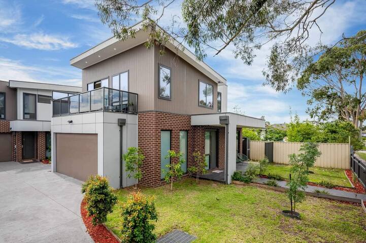 Churchill Lux, Elegant Town House only 10 min Cbd