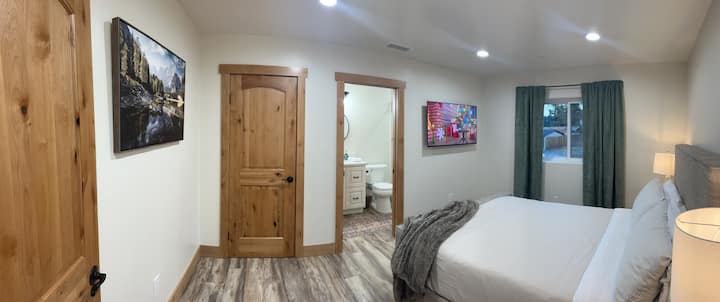 ห้องนอนใหญ่พร้อมเตียงขนาดควีนไซส์และห้องน้ำเฉพาะเพื่อความเป็นส่วนตัวโทรทัศน์ส่วนตัว