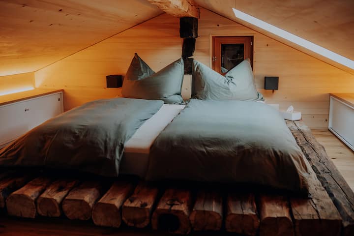 Височина на стаята център 160 см
Много висококачествен матрак