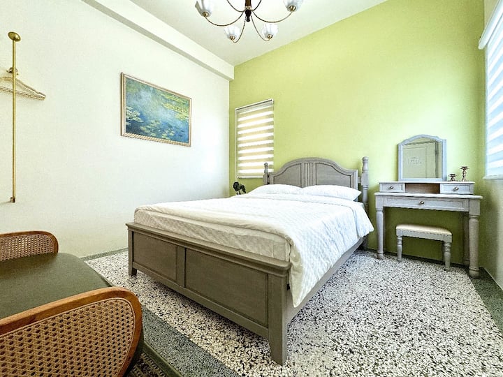 Კლოდ მონის ვარდების ოთახი (პირველი სართული)
Ფრანგული საწოლის ჩარჩო, ტუმბო, კომოდი, ფრანგული მოჩუქურთმებული მსუბუქი თეფში კლასიკური კერამიკული ყვავილების ჩამოსხმის ლამპებით, ტანსაცმლის საკიდი, ფრანგული ვაზის ნაქსოვი დივანი, შროშანის ზეთის საღებავი, ჩამქრალი ფარდა