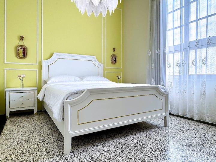 Როტლეკის ვარდების ოთახი (მე-2 სართული 3)
Ფრანგული საწოლის ჩარჩო, ტუმბო, ფრანგული მოჩუქურთმებული ლამპა კრემის ბუმბულის ჭაღით, ანგელოზის მარგალიტის ნახატი (როტლეკი, 1.Მულენ-რუჟი: ლაგურუ და მისი და, 2.Მულენ-რუჟის ინგლისელი), ფრანგული მარგალიტის ნაქარგების ფარდა