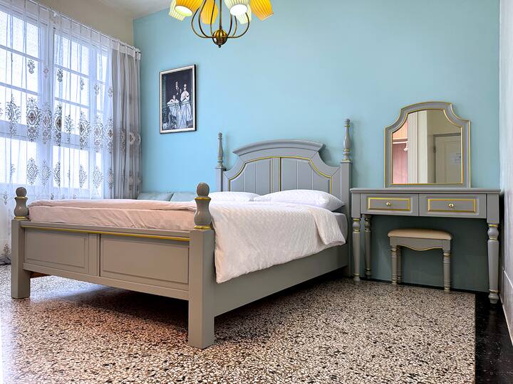 Ედვარდ მანეტ-როუზის ოთახი (მე-2 სართული)
Ფრანგული საწოლის ჩარჩო, კომოდი, ფრანგული მსუბუქი დივანი, ცნობილი ზეთის მხატვრობა „აივანი“, ფრანგული ნაქარგების ნაქსოვი საბურავის ფარდა